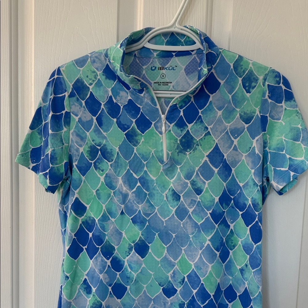 IBKUL Aqua and Navy Scaled Print Top